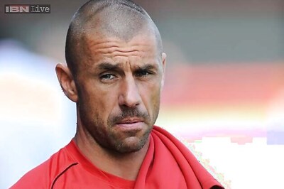 Veteran Phillips leaves Palace as Pulis seeks reinforcements