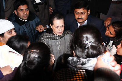 Gangrape: Sonia meets protesters, assures justice