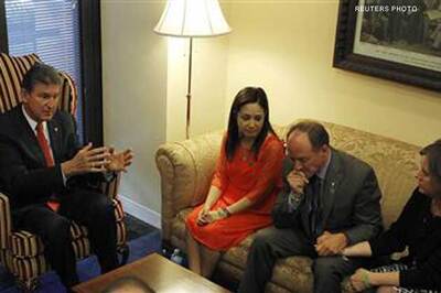 In emotional meeting, Newtown families comfort senator