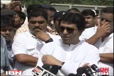 MNS workers, Raj Thackeray's wife head towards Pune without paying toll