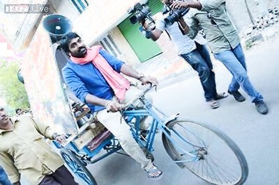 Vijay Sethupathi promotes 'Pannaiyarum Padminiyum' in a tricycle