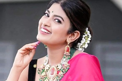 Marathi Actress Dhanashri Kadgaonkar Steals The Show in a Fuchsia Ombre Saree