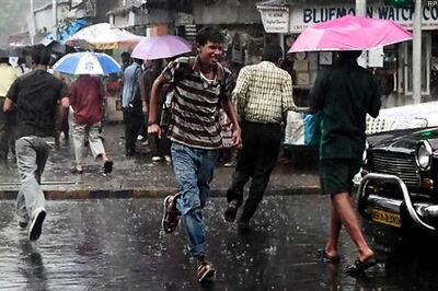 Heavy rains lash Mumbai, traffic disrupted