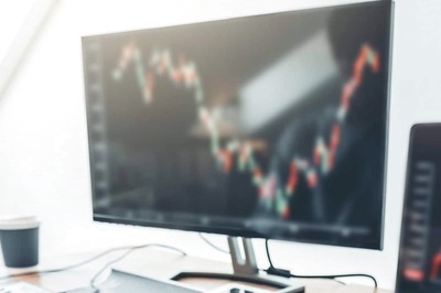 Sensex Falls 215 pts Ahead of US Fed Rate Decision, Nifty Holds 18,000; IT, PSU Banks Drag