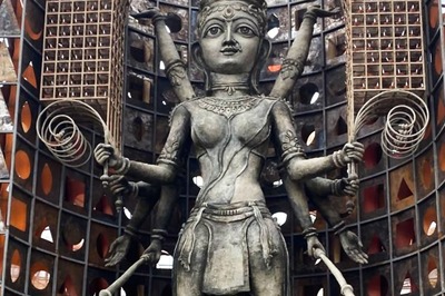 This Durga Puja Pandal in North Kolkata is Set by the ‘Motion of Human Touch’
