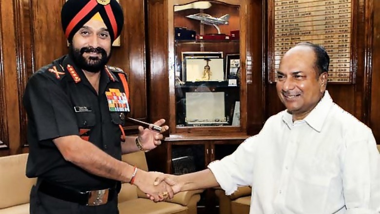 Gen Bikram Singh's farewell dinner for Defence Minister