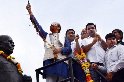 Ex-IPS Vanzara Puts Garland With Toy Gun on Sardar Patel's Statue