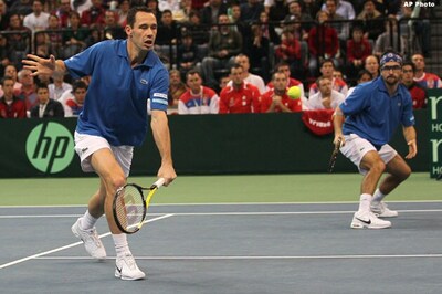 France leads Serbia 2-1 in Davis Cup final