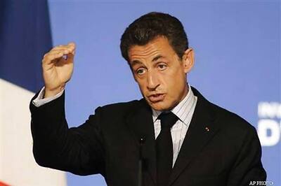 Hollande tops Sarkozy in French vote, Le Pen surges
