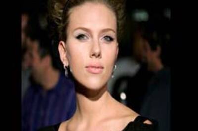 Scarlett ditches Oscars for charity