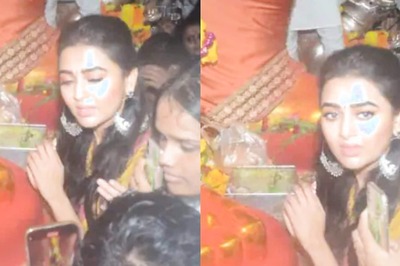 Tejasswi Prakash Gets Mobbed for Selfies After She Seeks Blessings At Lalbaugcha Raja; Watch Video