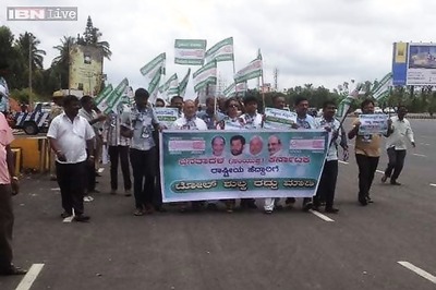 Bangalore taxi, lorry owners on indefinite strike against toll hike