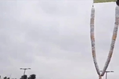 Andhra Pradesh Villagers Welcome Chandrababu Naidu With Garland Made Of 3,000 Sweets