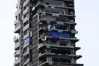 Stranded Lebanese desperate to rebuild after blast