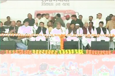 Akhilesh Embarks on Vikas Rath Yatra; Samajwadi Party Showcases United Face