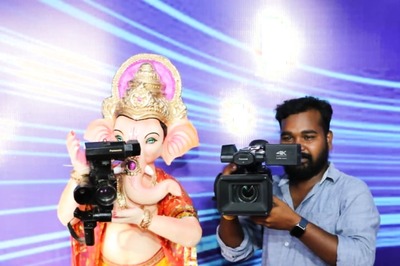 Telangana: Ganpati Idol as Video Journalists, News Anchors Draws Devotees in Droves