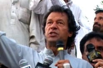 Imran Khan escapes arrest, flees home in Pak