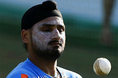 1st ODI: Valiant India fall short by four runs | Score