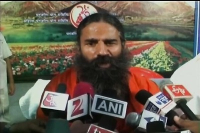 Ramdev flays Shah Rukh's intolerance remark, asks him to make a draft of money earned post Padma award