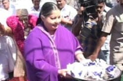 Jayalalitha's car attacked, stones pelted