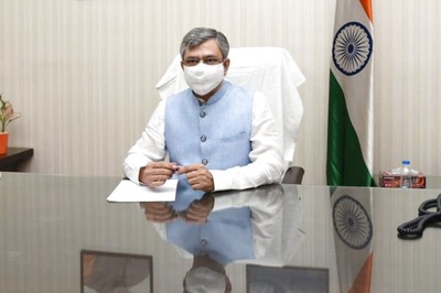 Ashwini Vaishnaw Hugs Railway Employee on Finding Out They Studied in Same College