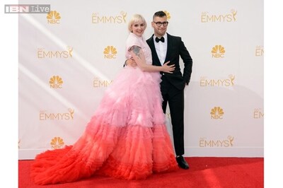 Lena Dunham wears pink, Kerry Washington chooses orange for Emmys