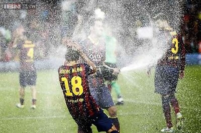 Valdes holds off Atletico as Barcelona claim Super Cup