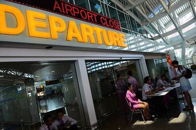 Indonesia Re-opening Bali Airport Shut by Volcanic Ash