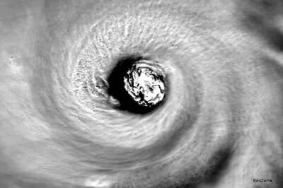 Super Typhoon Soudelor, world's most powerful storm of 2015, races towards Japan and China