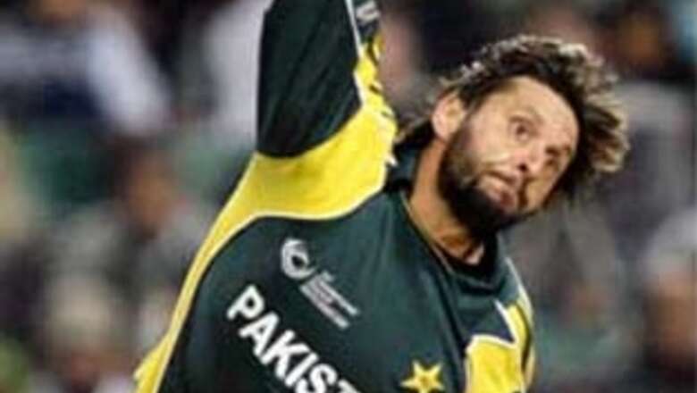 Shahid Afridi chews on ball, eats 2-match ban