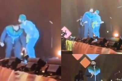 Badshah Touches Arijit Singh's Feet, Takes His Blessings Before Performing Soulmate in Thailand; Watch