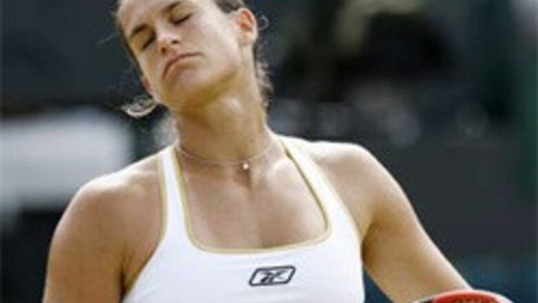 Defending champ Mauresmo crashes out