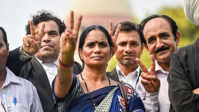 Neighbours of Nirbhaya's Family Cheer, Offer 'Gulab Jamun' After Hanging of Convicts