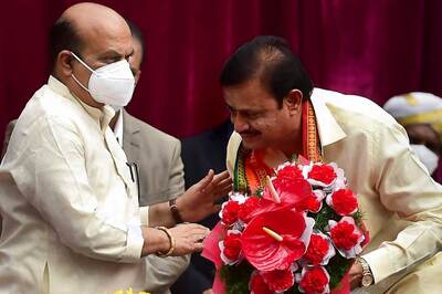 A Thorn in Their Side: Karnataka Does Away With Garlands, Shawls as Welcome Gifts