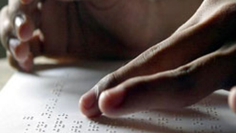 Blind teacher wins students' hearts