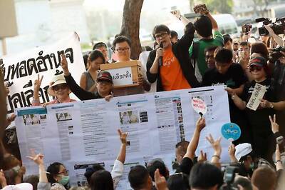Hundreds Gather at Bangkok's Democracy Monument to Demand Election