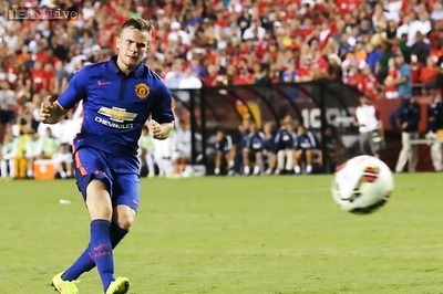 Aston Villa sign Manchester United's Tom Cleverley on loan